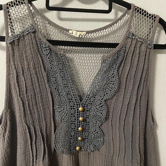 NWOT POL Cotton Gauze Distressed Hem Flowy Gray Sleeveless Top. Size Small - Picture 3 of 8